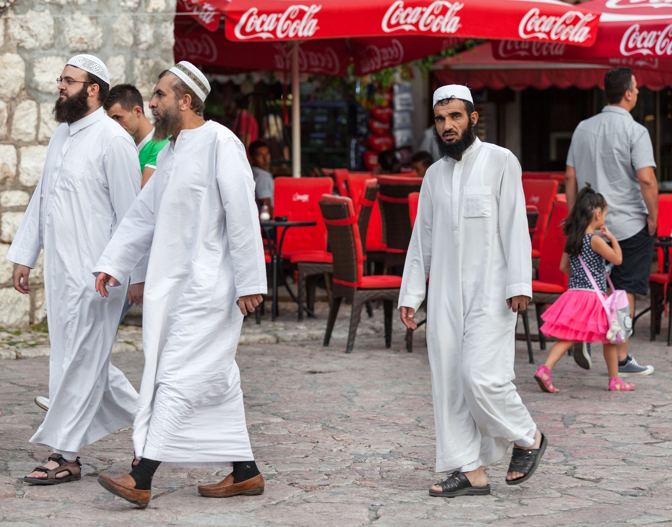 Как ходят мусульмане. Мусульманский костюм мужской. Мужчины мусульмане в полный рост. Мусульманин идёт. Мусульмане много мужчины.