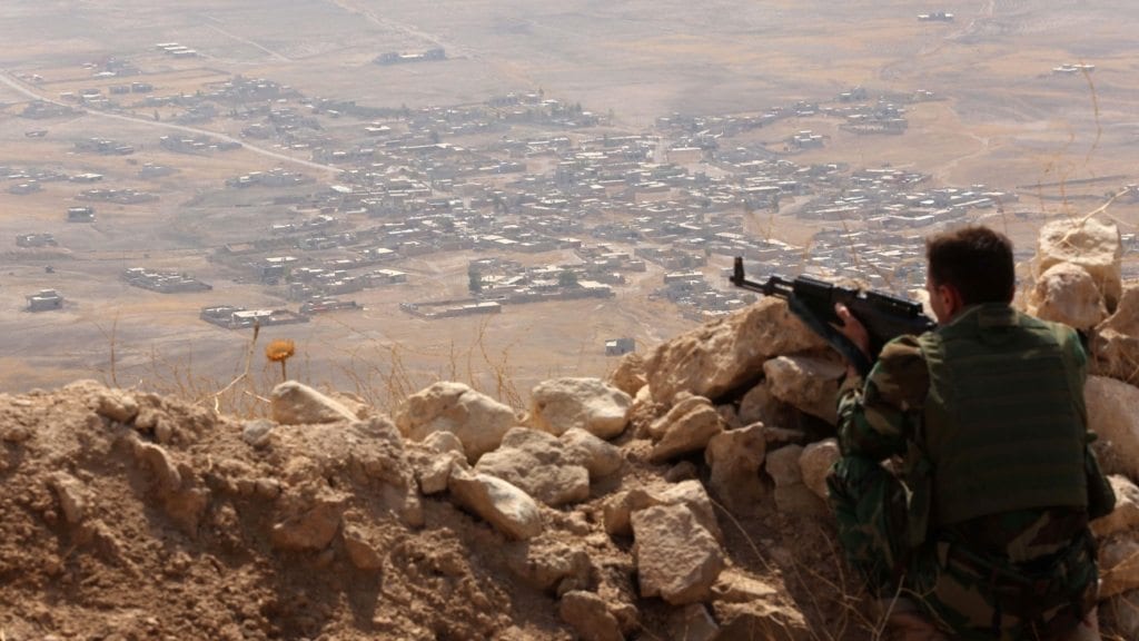 Image Kurdish Peshmerga fighter outside of Mosul