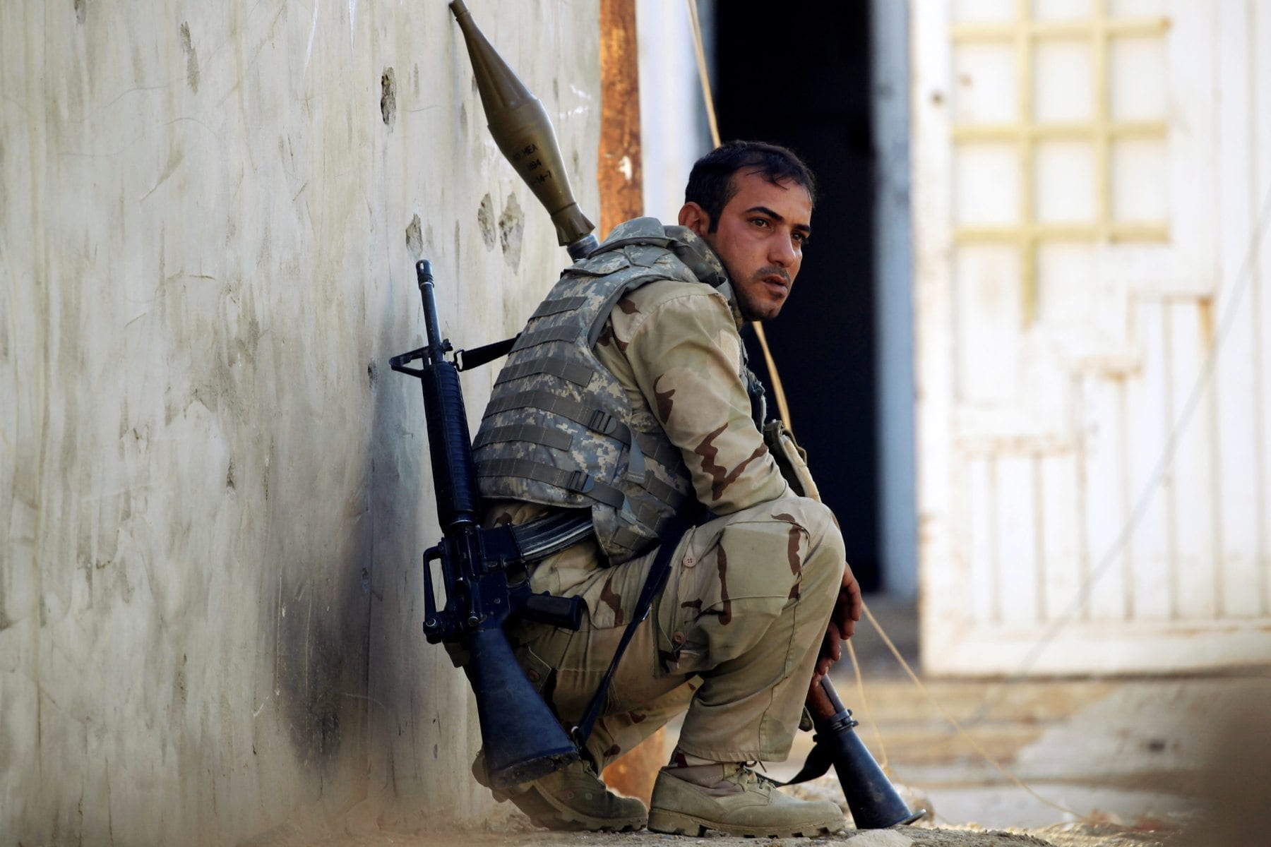 An Iraqi soldier keeps watch during a battle with IS fighters at the front line in the Intisar disrict of eastern Mosul, Iraq November 4, 2016. (REUTERS/Zohra Bensemra)