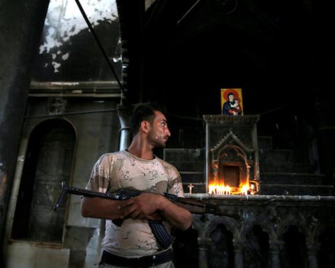 Image Soldier guards Christian church Iraq