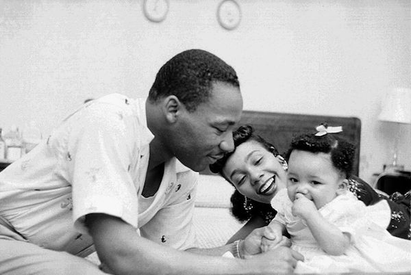 Image MLK with family