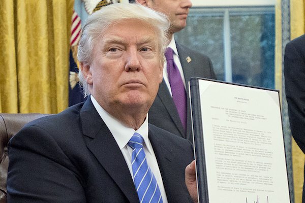 Image Trump signs order