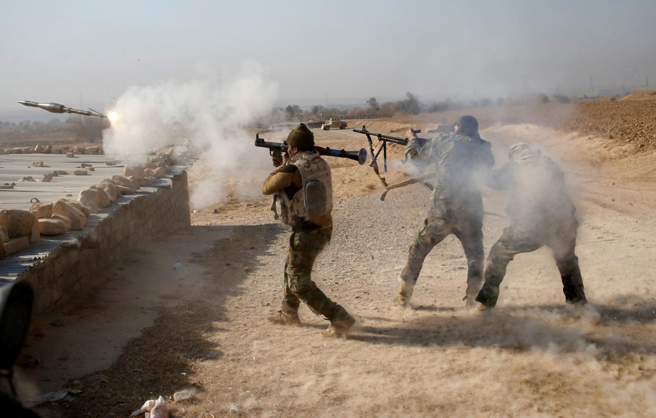 Image An Iraqi soldier fires a RPG during clashes with Islamic State fighters in Al-Qasar, South-East of Mosul, Iraq November 28, 2016