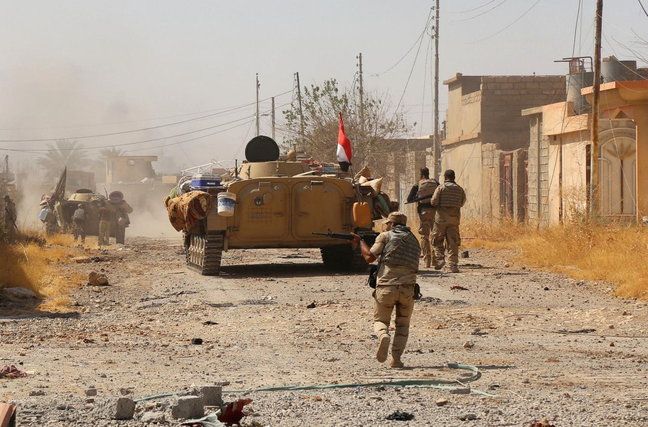 Image Iraqi army with Shi'ite Popular Mobilization Forces gather during fighting with Islamic State militants on the outskirts of Tal Afar. (REUTERS/Stringer)