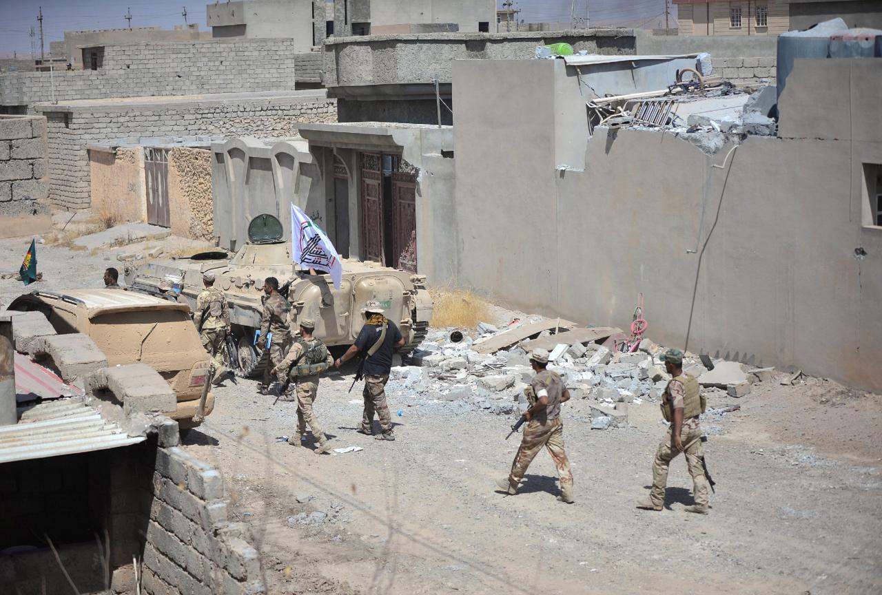 Image Shi'ite Popular Mobilization Forces (PMF) members and Iraqi army are seen at Al Jazeera neighbourhood of Tal Afar, Iraq, August 23, 2017. (REUTERS/Stringer)