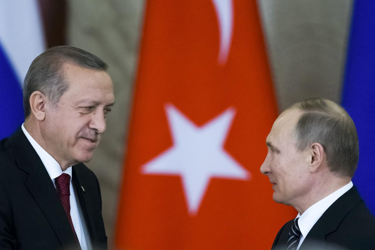 Image Russian President Vladimir Putin (R) shakes hands with his Turkish counterpart Tayyip Erdogan after the talks at the Kremlin in Moscow, Russia, March 10, 2017. (REUTERS/Alexander Zemlianichenko/Pool)