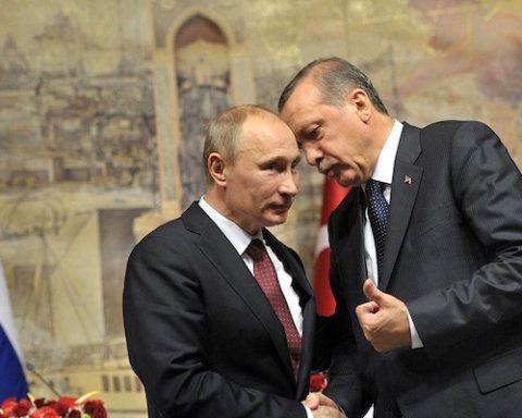 Image Russia arms deal marks ever widening gap between NATO and Turkey