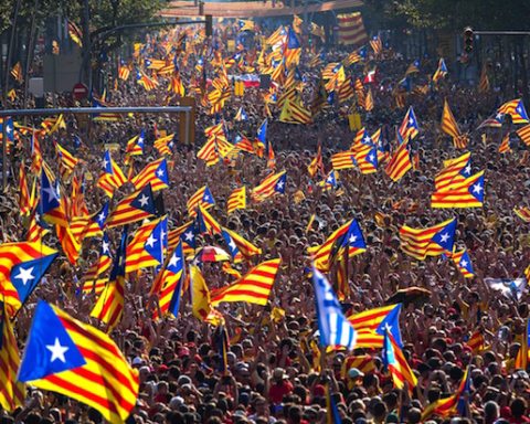 Image Spain positions to contain Catalonia's independence