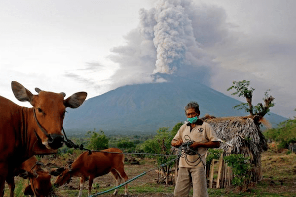 Image Bali partially evacuating due to volcanic activity