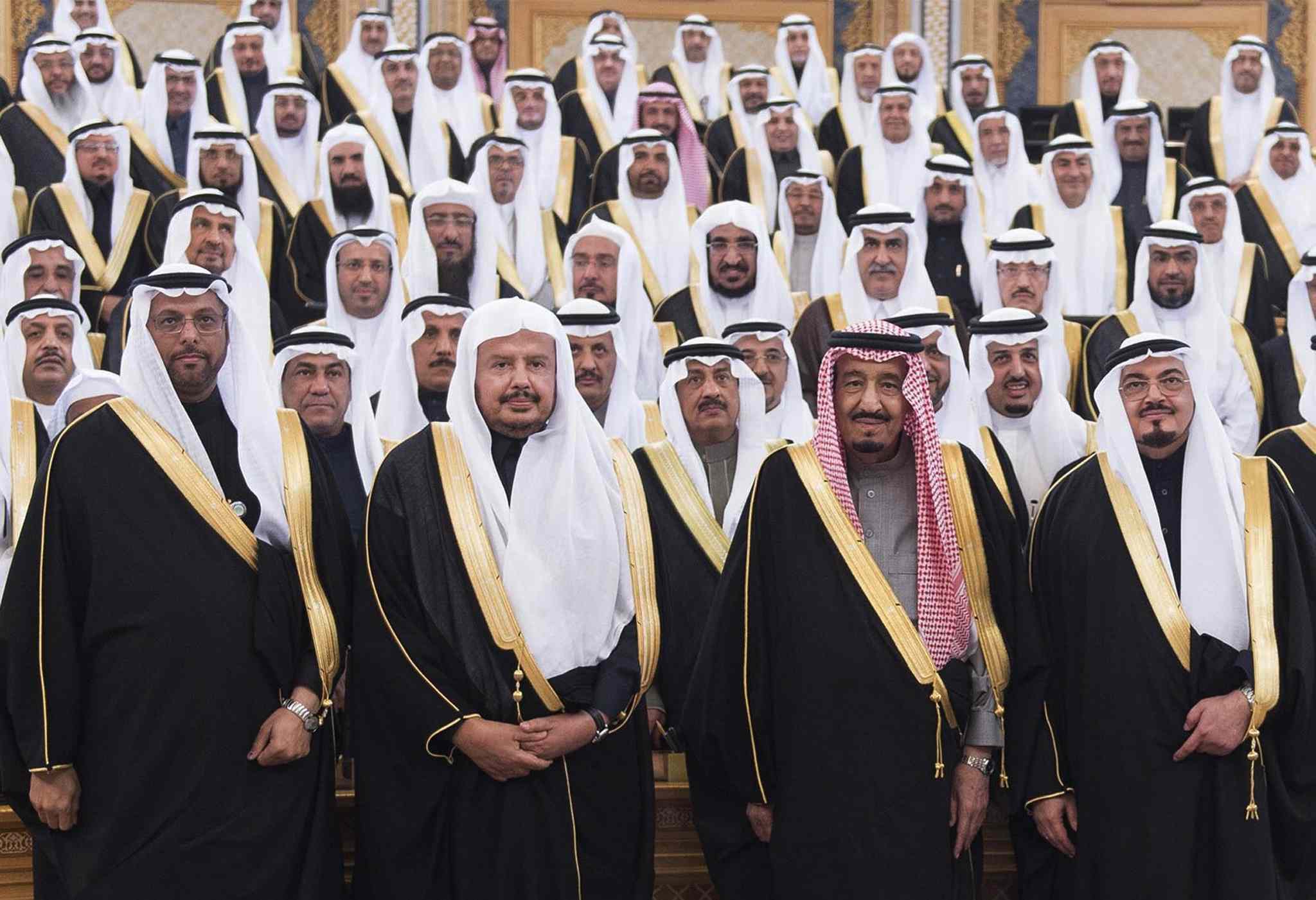 Image Crown Prince Salman bin Abdulaziz Al Saud (2nd right 1st row) poses with Shura members at consultative Shura Council in Riyadh, Saudi Arabia, Jan. 6, 2015 (Saudi Press Agency)