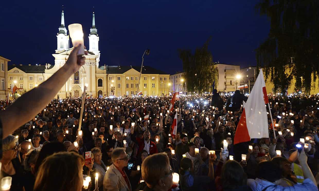 Image Thousands of anti-government demonstrators gathered in front of the supreme court in Warsaw on Sunday in protest against the government’s plans. Photograph: Czarek Sokołowski/AP