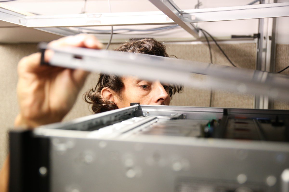 Image Last check of ARTS supercomputer [Elodie Burrillon / ASTRON]