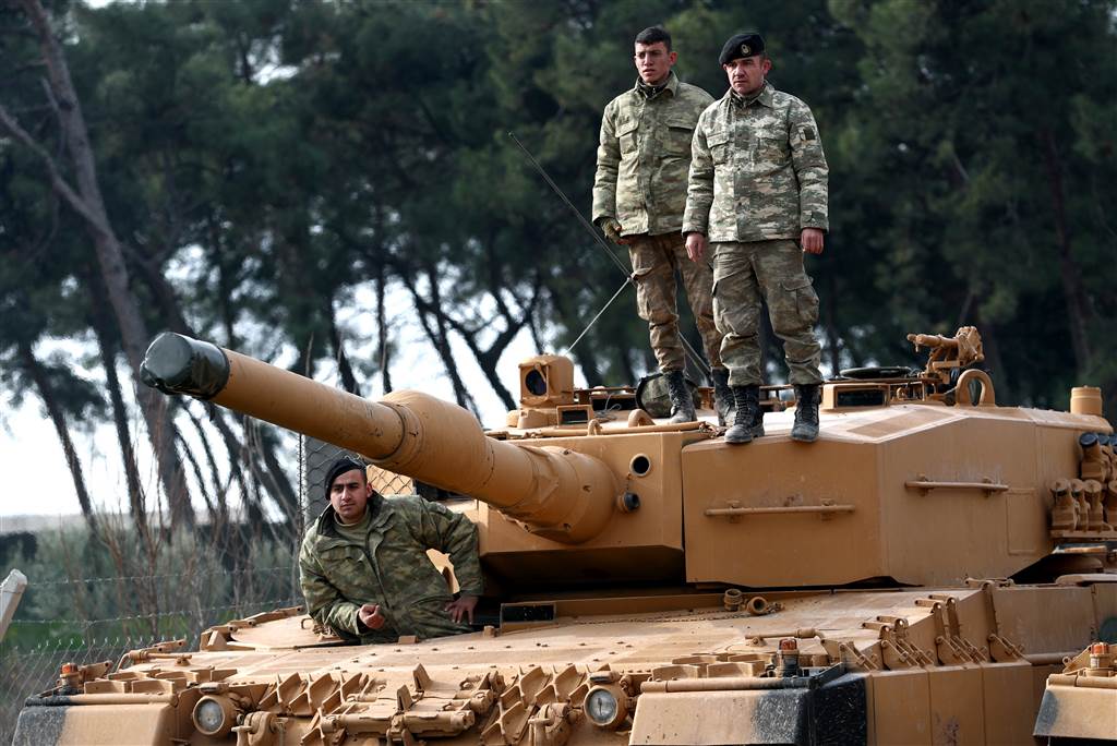 Image Turkish soldiers prepare their tanks near the Syrian-Turkish border, at Reyhanli district in Hatay, Turkey, January, 21, 2018 [Sedat Suna / EPA]