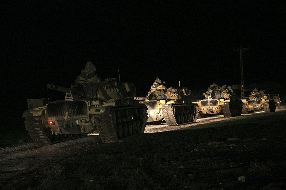 Image Turkish tanks preparing to cross into Syria