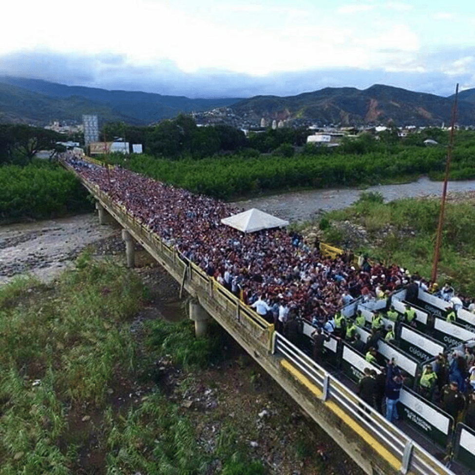 Image [Venezuelans queuing up to enter Cucuta, Colombia - AFP]