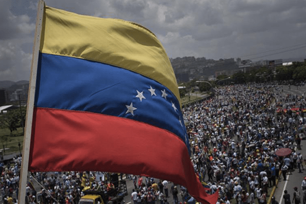 Image Venezuela's refugees add pressure to Colombia's presidential race [Lima Charlie News]