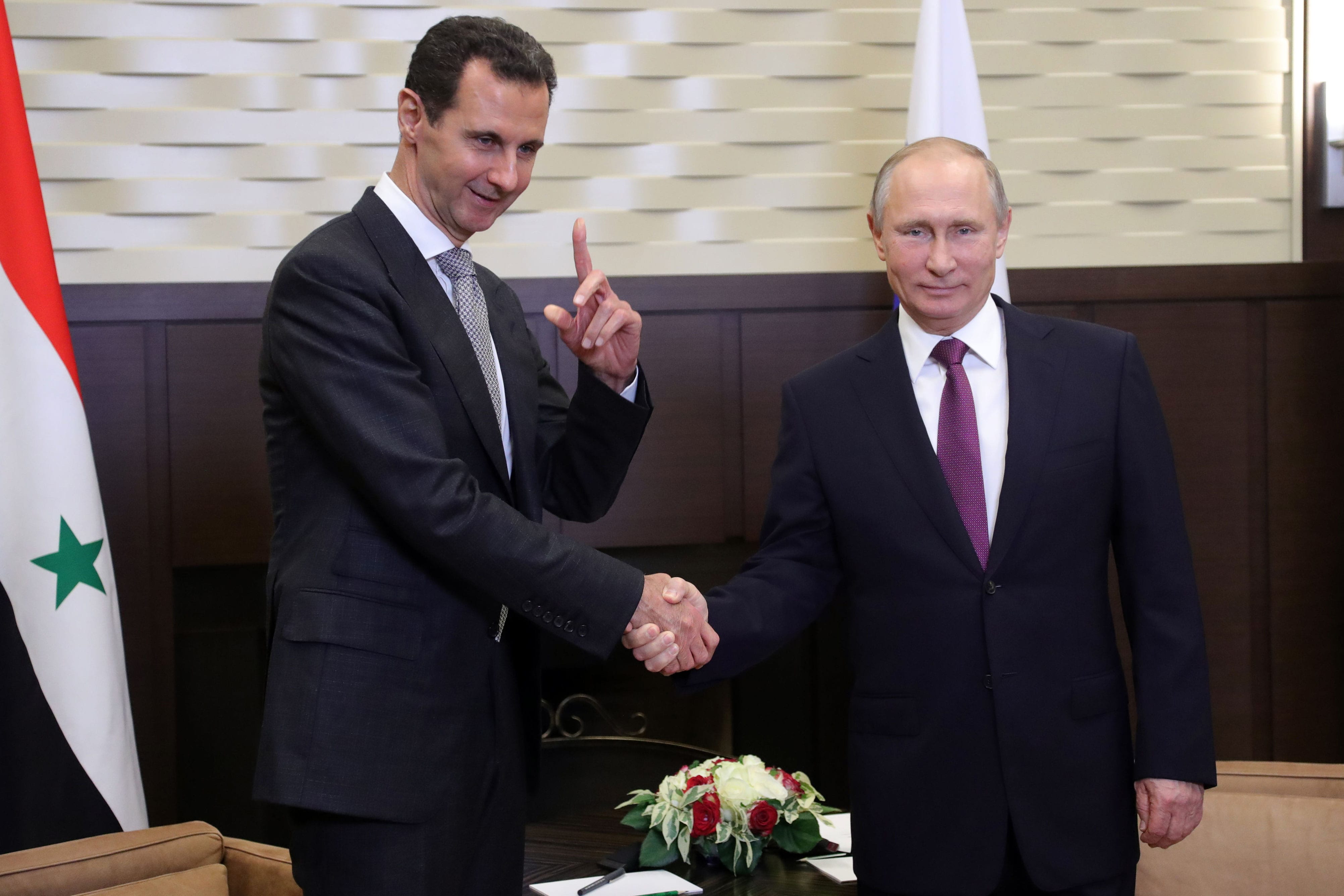 Image Russia's President Vladimir Putin (R) shakes hands with his Syrian counterpart Bashar al-Assad, November 20, 2017 [Mikhail KLIMENTYEV / AFP]