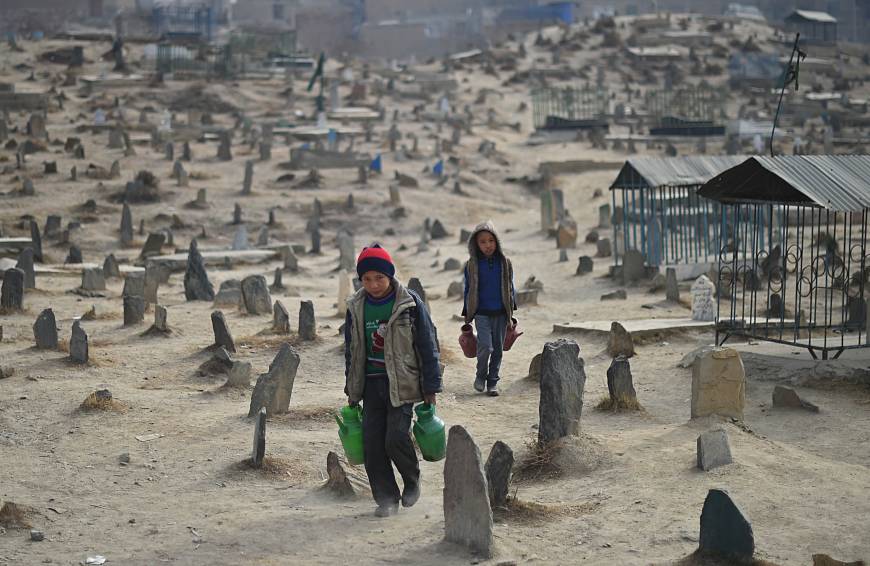 Image Cemeteries in Kabul hold thousands of the victims of the 1992-96 civil war. (AFP-JIJI)