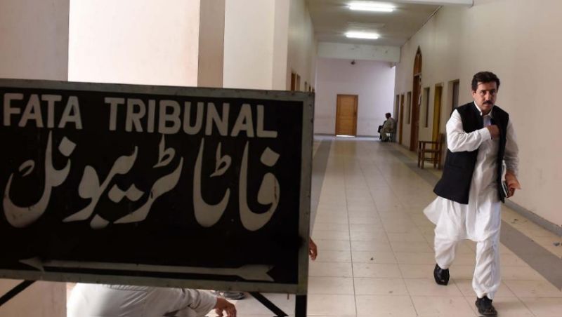 Image Qamar Nadeem Afridi, lawyer for Pakistani doctor Shakeel Afridi, leaving the court after a hearing in Peshawar on September 9, 2015 (AFP Photo/A Majeed)