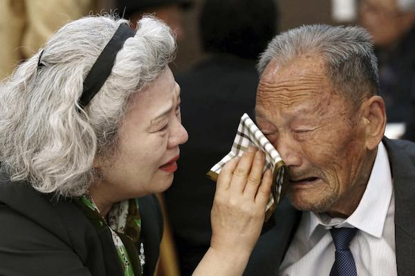 Image 21st Korean family reunion for families separated by war highlights complications of relations between the Koreas [Lima Charlie News][Photo: Kim Do-hoon/Yonhap via AP]