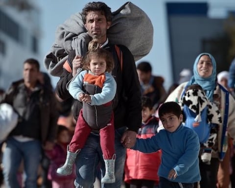 Image A Russian proposal to the refugees of Syria [Lima Charlie News][Photo: Louisa Gouliamaki / AFP]