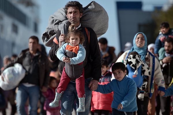 Image A Russian proposal to the refugees of Syria [Lima Charlie News][Photo: Louisa Gouliamaki / AFP]