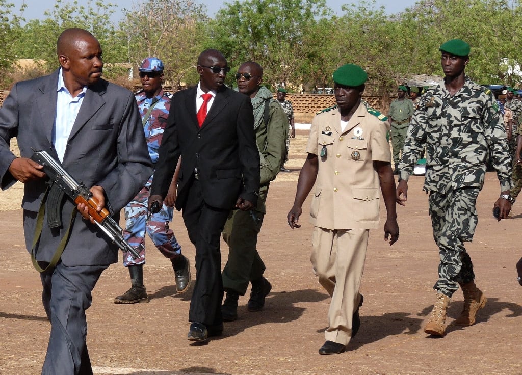 Image Leader of the coup against Mali President Amadou Toumani Touré, Captain Amadou Sanogo (2-R) walks with members of his staff at the Kati military camp near Bamako, Mali, 02 April 2012. [EPA]