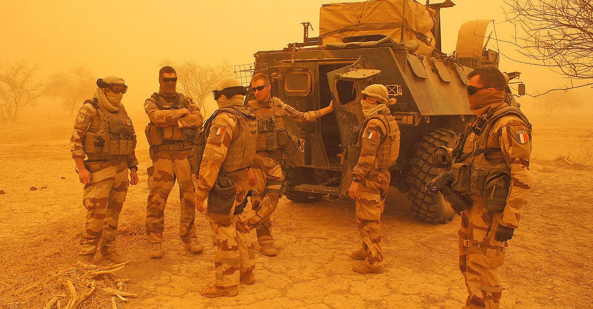 Image French soldiers from Operation Barkhane stand outside their armored personnel carrier during a sandstorm in Inat, Mali, May 26, 2016 [Photo Media Coulibaly - Reuters]