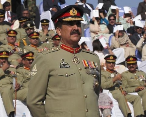 Image Pakistan’s military and its largest political party face off [Lima Charlie News][Photo: Reuters]