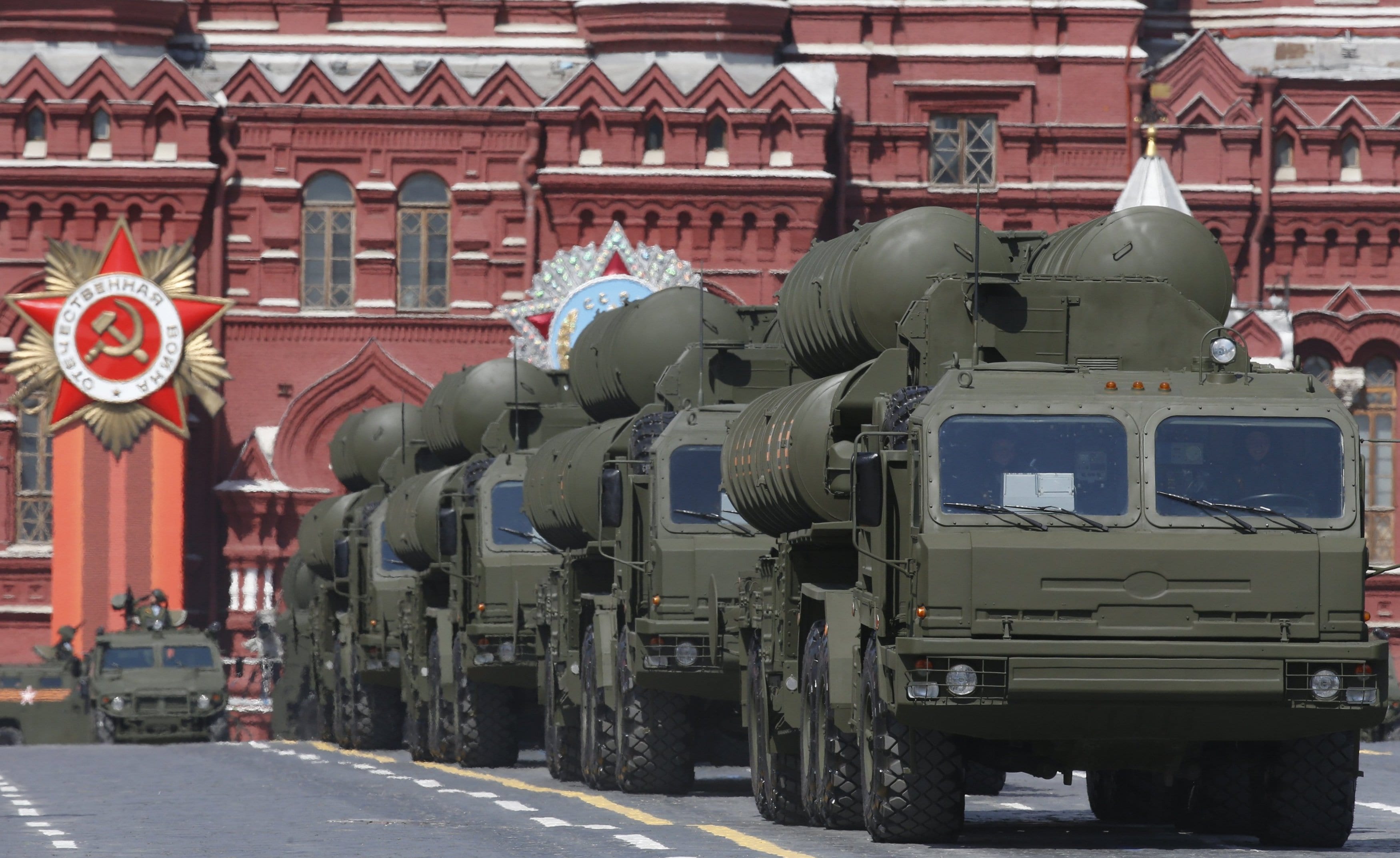 Image Russian S-400 Triumph Growler medium-range and long-range surface-to-air missile systems on display in the Victory Day parade at Red Square in Moscow [REUTERS / RIA Novosti]