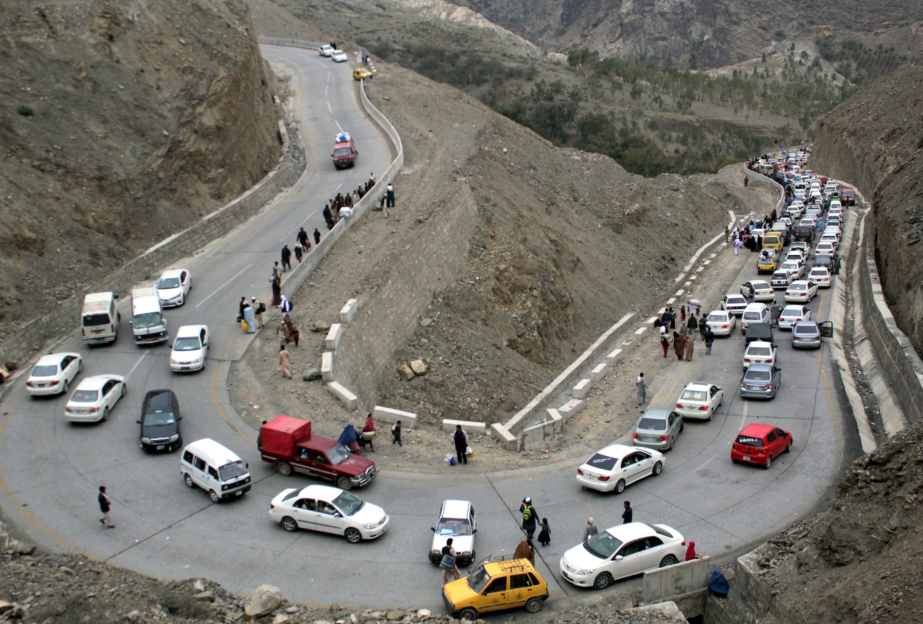 Image [TORKHAM, March 7, 2017 -- Vehicles en rout to Afghanistan line up near Pak-Afghan border in northwest Pakistan's Torkham on March 7, 2017. (Xinhua/Sidique)]