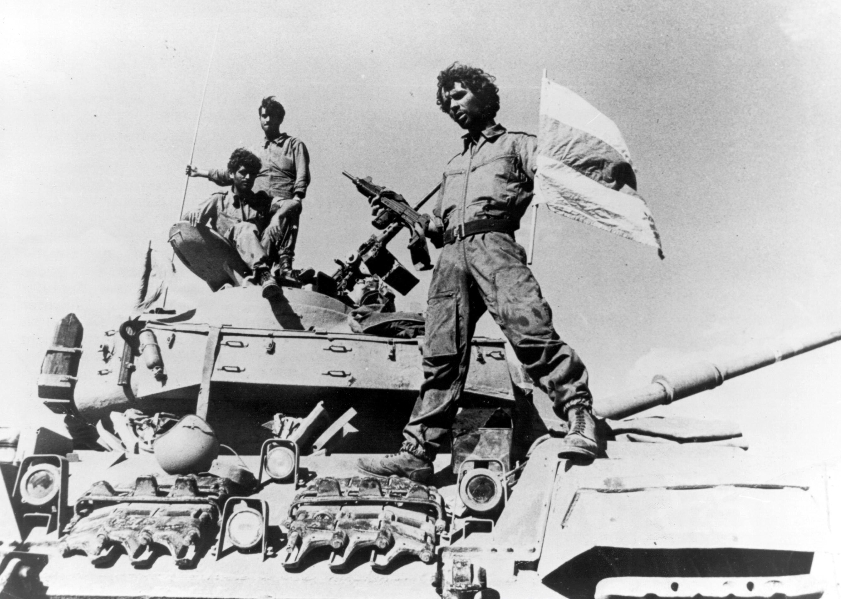 Image [Yom Kippur War - An Israeli soldier on a tank]