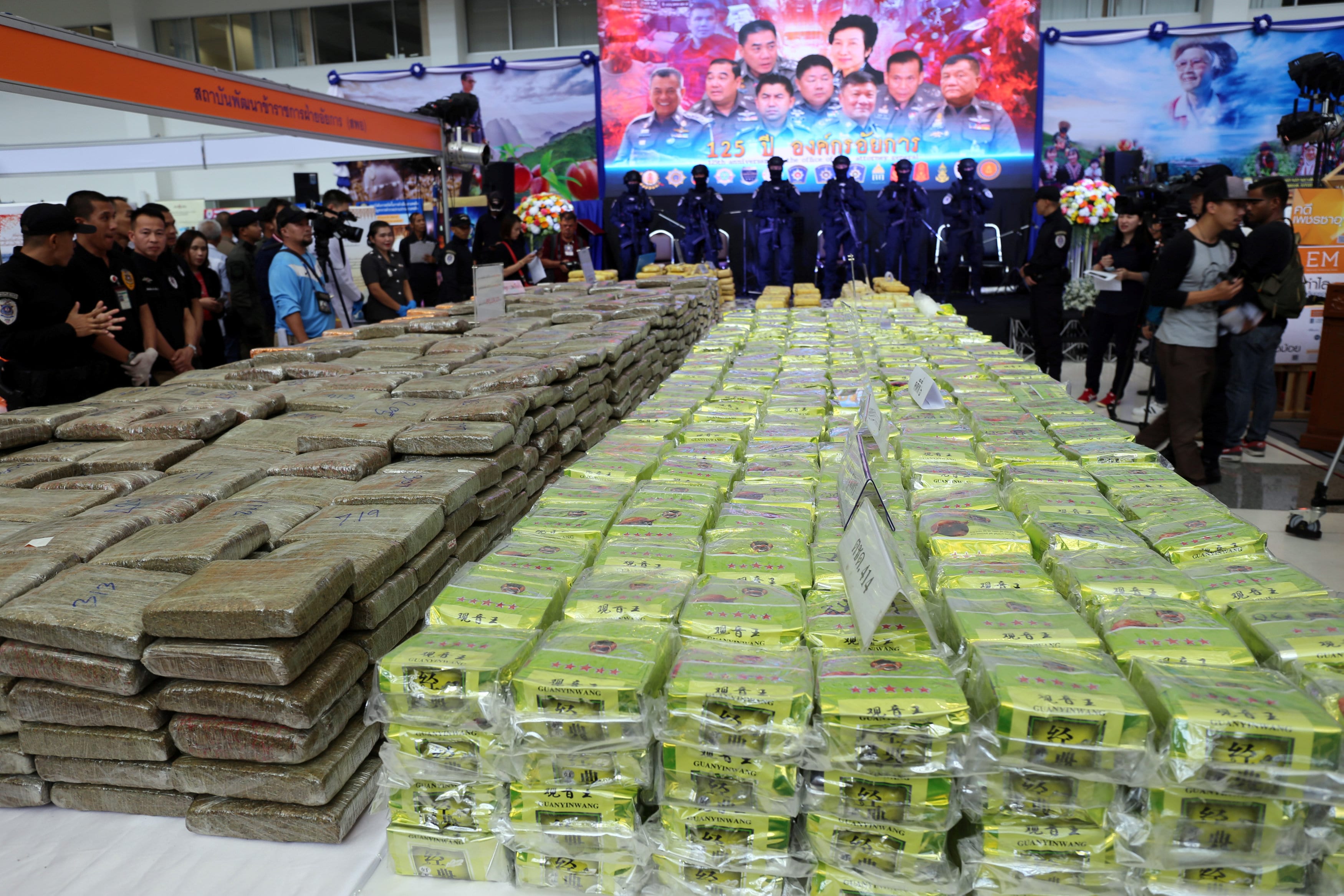 Image [Thailand makes one of its 'largest ever' crystal methamphetamine busts seizing US $22.42 million worth of the drug; news conference in Bangkok, Thailand April 3, 2018. REUTERS / Panu Wongcha-um]