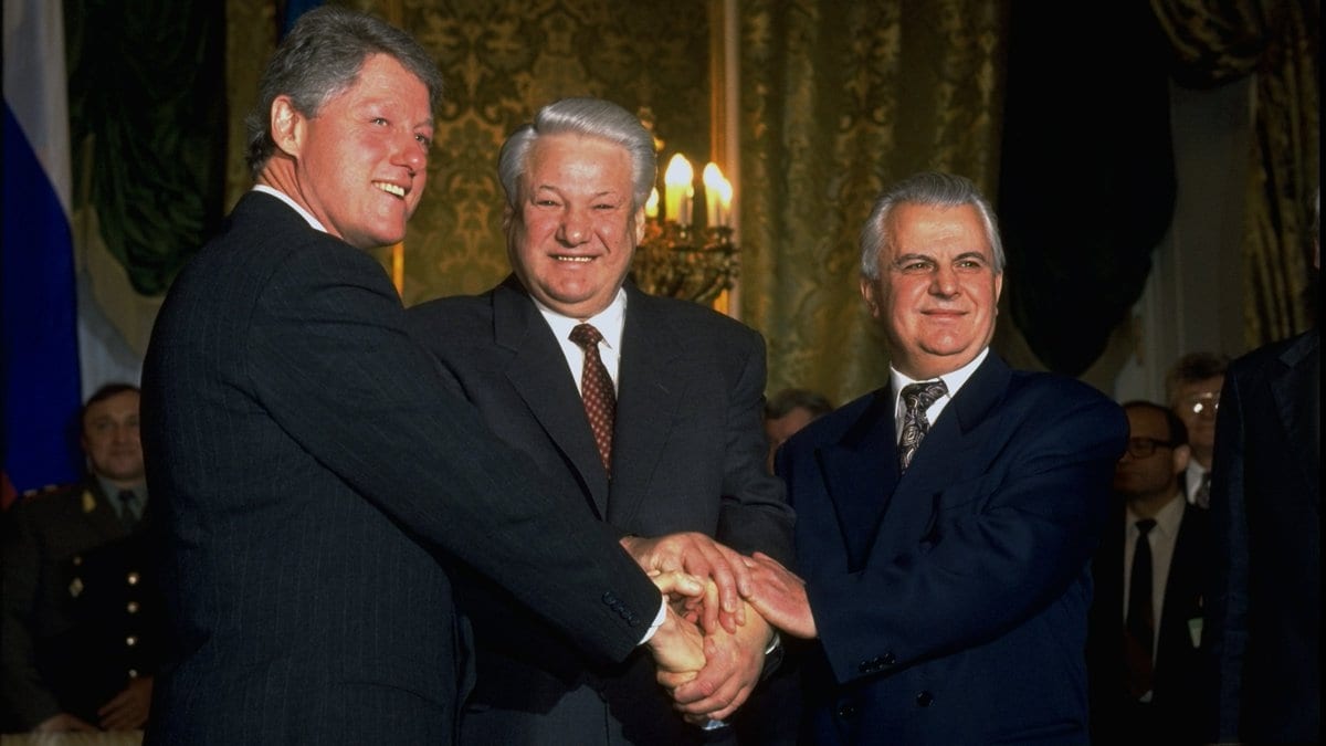 Image US President Clinton, Russian President Yeltsin and Ukrainian President Kravchuk after signing the Trilateral Statement in Moscow in January 1994 that became the basis for the Budapest Memorandum. 