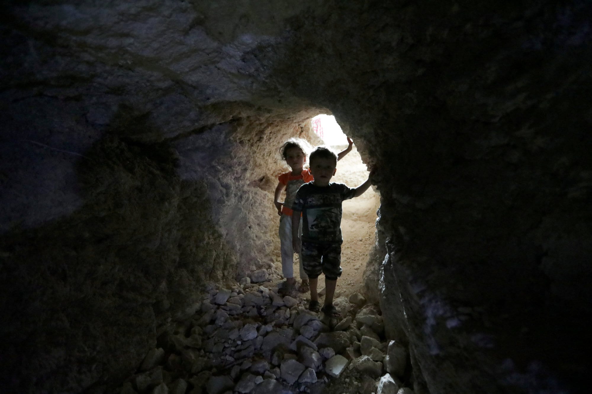 [Children walk in a makeshift shelter in an underground cave in Idlib, Syria September 3, 2018. (Photo: Khalil Ashawi / Reuters)]